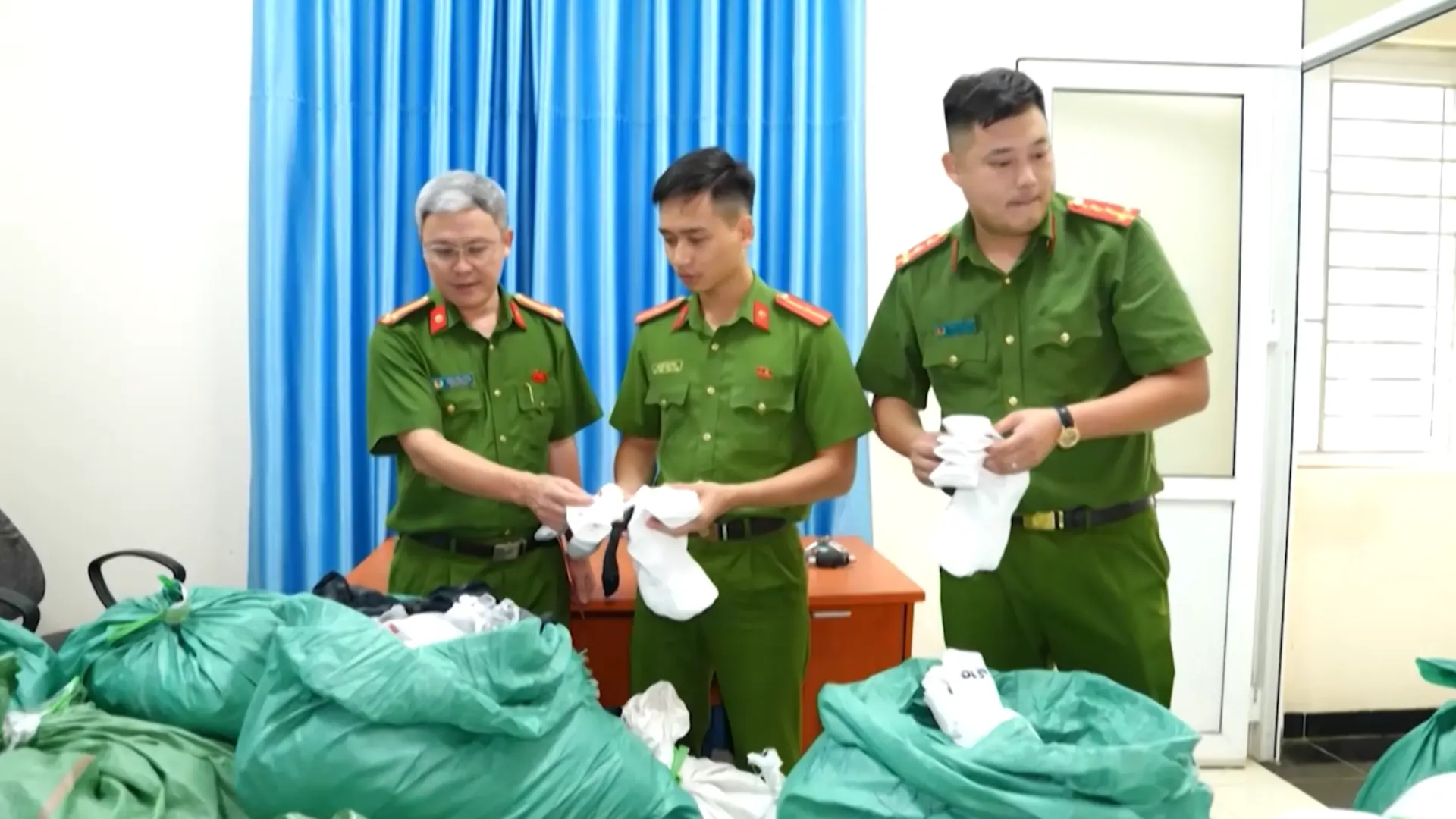 Hà Nội: Phát hiện tụ điểm hàng giả núp bóng xưởng nhỏ